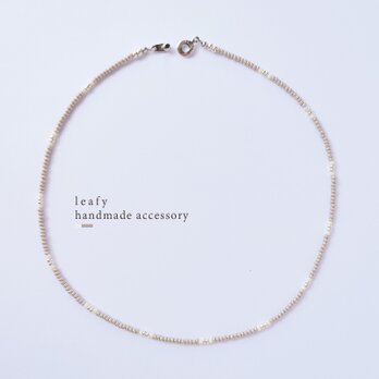ボヘミアンチェコビーズのショートネックレス❁スモーキーベージュ　ビーズネックレス　ビーズアクセサリー シンプル ナチュラルの画像