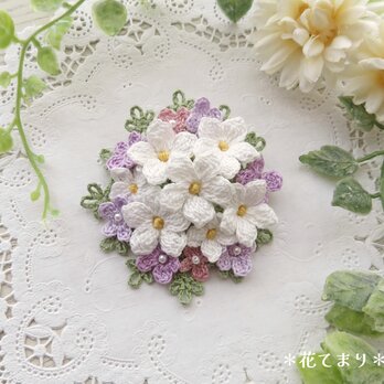 レース編み ジャスミンと野の花のブローチの画像