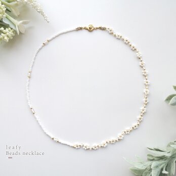 White Jasmine｜ホワイトフラワーのビーズネックレス – 白×ゴールド 大人シンプル・セパレートデザインの画像