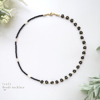 ❁ black flower * 黒いお花のビーズネックレス　ブラック／ゴールド　花　透明感　大人　シンプル　セパレートの画像