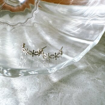 PA339-【 AVON 】エイボン・ヴィンテージピアス Silver Tone Flower Harf Hoopsの画像