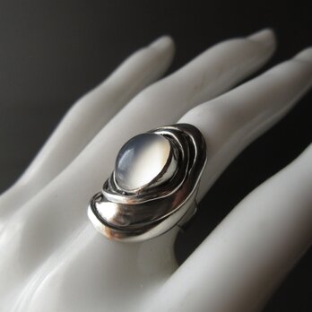 落ち着いた装いに・とろりとした光のムーンストーン・シルバーリング