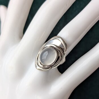 落ち着いた装いに・とろりとした光のムーンストーン・シルバーリング