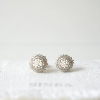 【tiny-gray×white】アンティークビーズ刺繍ピアスの画像
