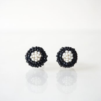【tiny-black×white】アンティークビーズ刺繍ピアスの画像
