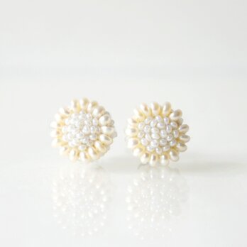 【tiny-pearl flower】アンティークビーズ刺繍+淡水パールピアスの画像