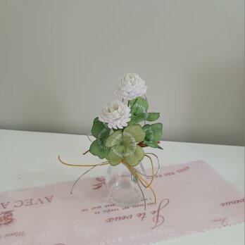 染め布花☆しろつめくさと四つ葉のクローバーの花飾りの画像