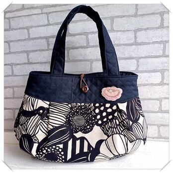 手刺繍ブローチ付き♪ふっくらタックのトートバッグの画像
