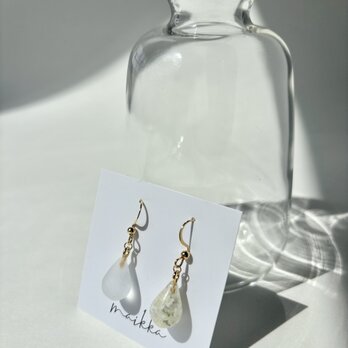 【金属アレルギー対応】ピアス/イヤリング　アシンメトリー　レジン　お花　フラワー　上品　大人可愛い　プレゼントの画像