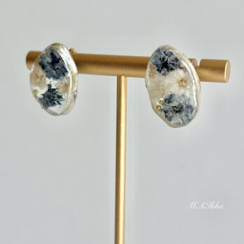 【金属アレルギー対応】ピアス/イヤリング　レジン　お花　かすみ草　大人可愛い　上品の画像