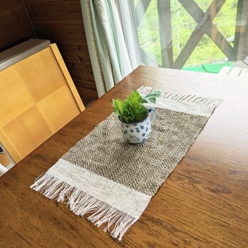 草木染め、手織ティーマット(ランチョンマッ ト茶色)　綿とリネン(少々)、26.5cm×47cm(房を含む)の画像
