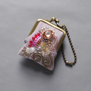 ネックレスにも、バッグチャームにも、小さな小さなビーズ刺繍のがま口 63 パープル　ガーゼ　アクセサリーケースの画像