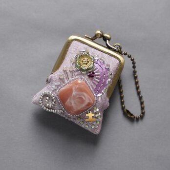 ネックレスにも、バッグチャームにも、小さな小さなビーズ刺繍のがま口 64 パープル　ガーゼ　アクセサリーケースの画像