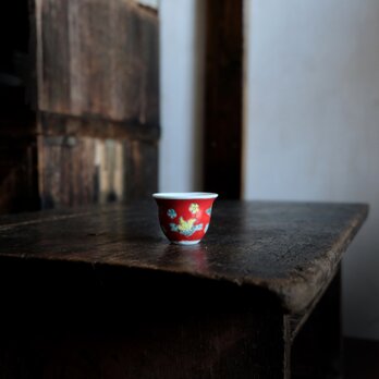 花と桃◆乾隆年製　中国産　色絵小ぶり猪口（茶杯）　煎茶茶器　チャイナレトロ　シノワズリ　オブジェの画像