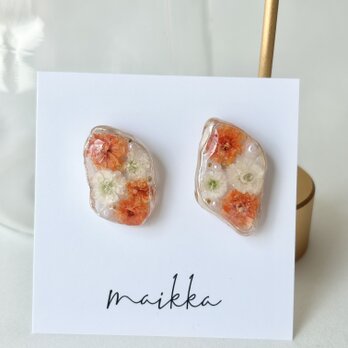【金属アレルギー対応】ピアス/イヤリング　レジン　お花　かすみ草　大人可愛い　上品　オレンジの画像