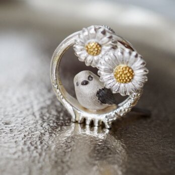 枝にとまるシマエナガと花のSilverピンブローチの画像