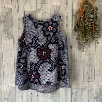 ☆　浴衣リメイク　藍色に赤とピンクの花＆無地パッチ有松絞りノースリーブタックブラウス　♪の画像