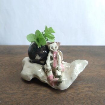 ちいさな花器とねこみみちび天使の画像
