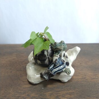 ちいさな花器とおしゃれカエルの画像