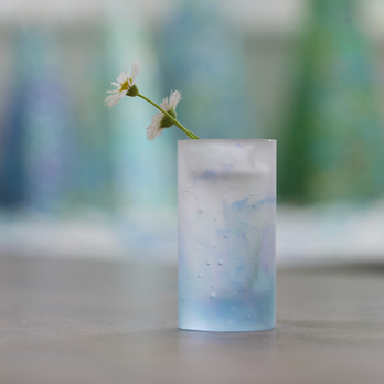 小さなガラスの花器(一輪挿し/花瓶)の画像