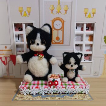 羊毛フェルト 　　猫の親子 可愛い下敷き・餌付きの画像
