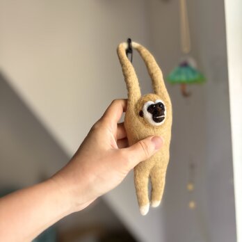 シロテテナガザル（ベージュ）のキーホルダーの画像