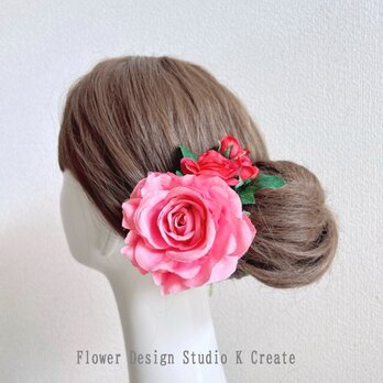 濃い目ピンクの薔薇と赤い薔薇の髪飾り　ピンクの薔薇　髪飾り　浴衣　フラメンコ　ダンス　バラ　発表会　ピンクの画像