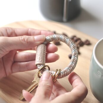 ミルクコーヒーカラーのmarutteキーホルダー「革とパラコードと真鍮」の画像