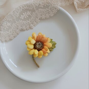 染め布花＊ミニひまわりのブローチの画像