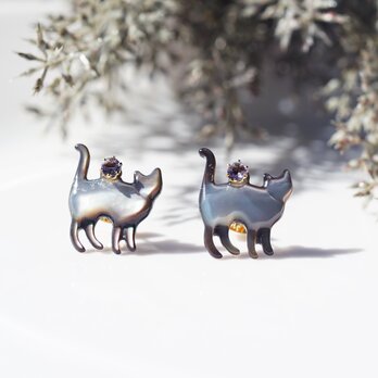 宝石を運ぶ猫のピアス・サージカルステンレス　～宝石と猫の画像