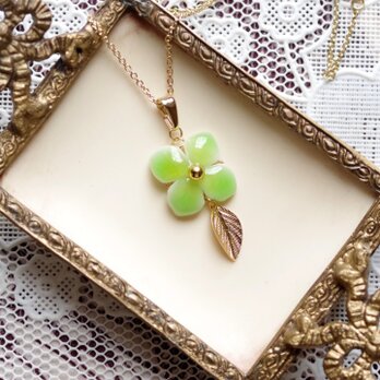 クレイアート　陶器風の紫陽花と葉っぱチャームのペンダント〈アナベル〉の画像