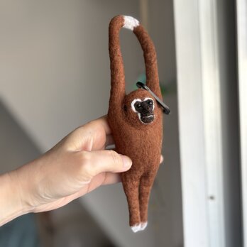 シロテテナガザル（茶）のキーホルダーの画像