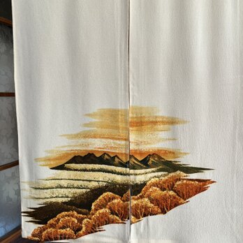 ベージュ色、着物リメイク暖簾、大自然、山の風景横〜110–丈〜95!の画像