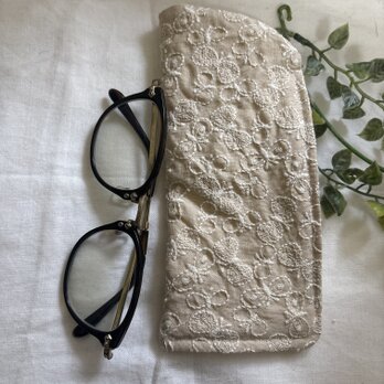 ハンドメイド♡メガネケース♡綿麻蝶々刺繍生地生成り♡♡普通タイプの画像