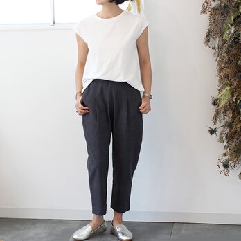 形のきれいなヘンプコットンのテーパードタックパンツ【チャコールグレー】の画像