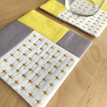 刺し子コースター2枚セット　パッチワーク十字/イエロー　グレージュ　プチギフト　誕生日　刺繍　ギンガムの画像