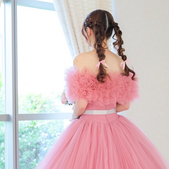 実例写真！オフショルダーのみ くすみピンク　ふわふわ　もこもこ ドレスアレンジ 披露宴 花嫁の画像