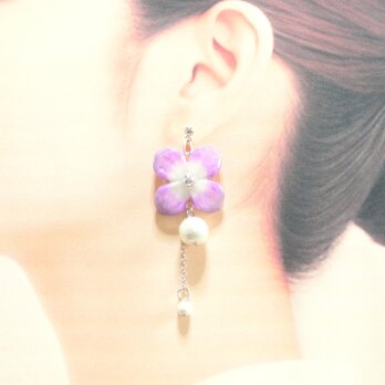 クレイアート　紫陽花とコットンパールのピアス〈紫色の幻影〉の画像