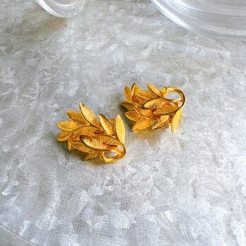 Y1136-ヴィンテージイヤリング U.S.A. 1970〜80s Gold Tone Botanical Motifの画像