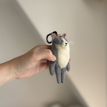【mini】グレーのハチワレ猫のキーホルダーの画像