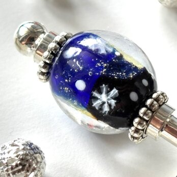 かんざし　雪の結晶のとんぼ玉　黒＆紺色　一本挿し　一本簪　涼しげ　夏冬　青　ガラス　蜻蛉玉　トンボ玉の画像
