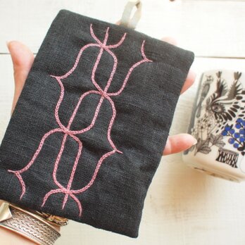 アイヌ刺繍　　リネンとレザーの鍋つかみ/鍋敷　黒布にくすんだピンクの画像