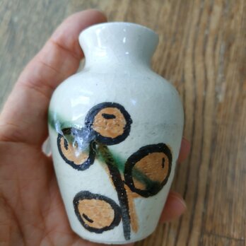 陶器　一輪挿し　びわの花柄の画像