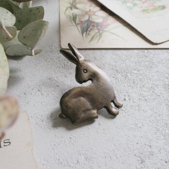 こげ茶色のうさぎのブローチの画像