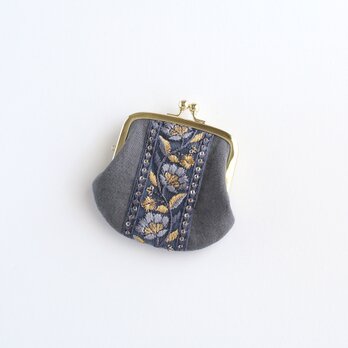 インド刺繍リボンの手のひらがま口ポーチ　グレーの画像