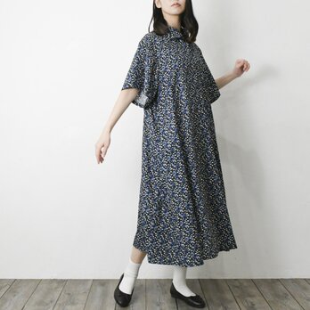 送料無料【完全一点物】半袖パネルラインワンピース（ブルー×ブラックフラワー）の画像