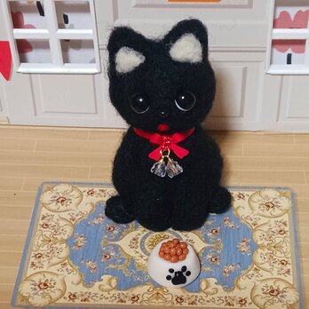 お腹すいた　　まだなのー上目使いの可愛い黒猫　羊毛の画像