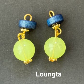 ウッドビーズピアス ネイビーイエロー アクリルビーズ 小ぶりピアス 夏ピアス軽いピアス 樹脂ピアスの画像