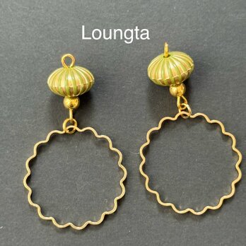 グリーンとふにふにゴールドの軽いピアス 夏ピアス 一年中使えるピアス 樹脂ピアスの画像