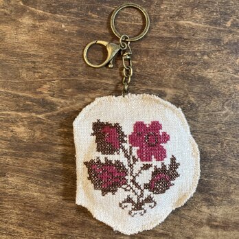 ウクライナ刺繍*お花模様*ホームスパンリネン*リネン*麻*手刺繍*キーホルダー＊バッグチャーム＊チャーム＊ペンダントトップの画像